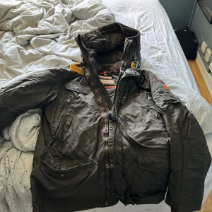 Parajumper jacka  - Dun parajumper jacka, använd ett fåtal gånger och har mest varit instoppas i garderoben. 