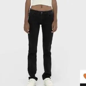Super fina stradivarius low waist jeans storlek 36, köpta på Zalando och finns inte kvar att köpa längre. Jag har sprättat upp ett hål i midjan då de varit förstora förr, men går att sy igen enkelt💗jag är 170 och de är lite förkorta på mig (lånad bild)