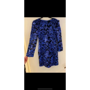 Paljetklänning - Jättefin marinblå klänning. Med öppen rygg  Storlek 10 motsvarar 38/M Skriv till mig innan du trycker på köp nu Köparen står för frakt