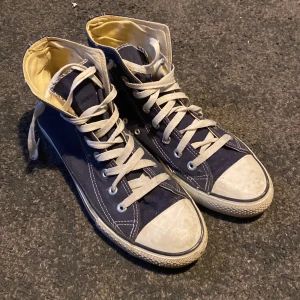 Mörkblåa converse stl 44 - Använda, men ändå hyfsat skick, säljer pga att de inte är min stil längre