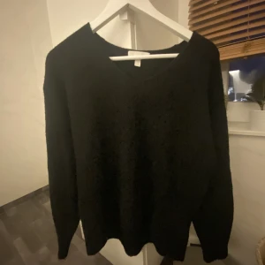 Stickad tröja - Säljer min jätte sköna svarta v-ringade tröja från hm. Pris går att diskuteras då jag bara vill bli av med mina saker💓! 