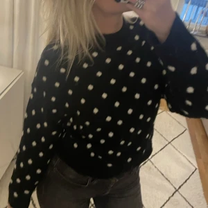 Prickig stickad tröja  - Söt prickig stickad tröja från hm💗