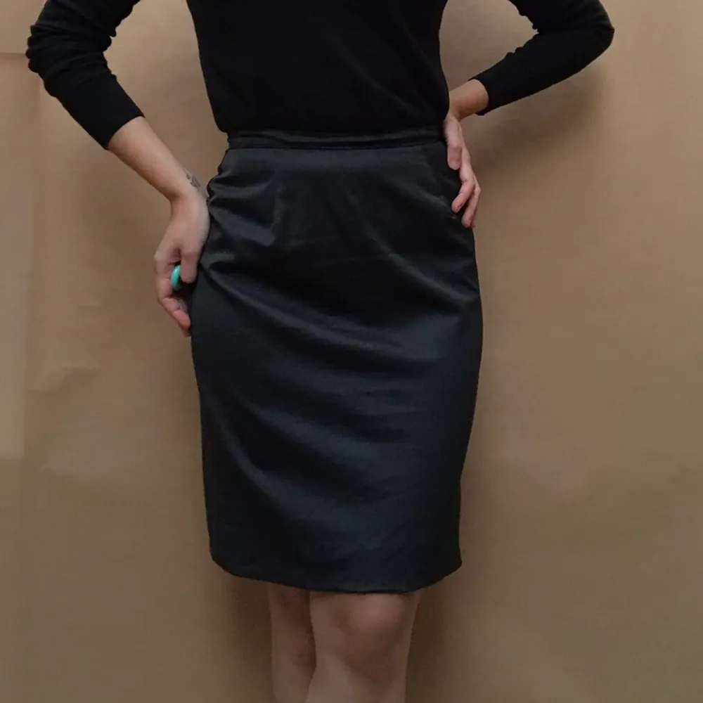 Pencil skirt with side stitch. Back zipper detail.  Constructed with Deadstock Scrap Runway Designer Wool Fabric  49 CM/ 19.3 IN Length  66 CM/ 26 IN Waist  78 CM/ 30.7 IN Hips. Kjolar.