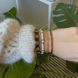 Pärlarmband  - 2 pärlarmband i olika färger 20 kr/st. Skriv vilken/vilka armband du vill köpa ❤️ Hör av dig om du har några övriga frågor!  Armbanden är cirka 17 cm i omkrets men är stretchiga så passar på alla 💗 Frakten blir 15kr oavsett hur många armband du köper.