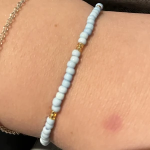 Amber armband  - Amber armbandet finns i olika färger (bild 3) detta är färg 10 med guld pärlor   Storlekar & pris (inklusive frakt) XS, 13-14,9 cm (21kr) S, 15-16,9 cm (21kr) M, 17-18,9 cm (22kr) L, 19-21,9 cm (23kr)  Vid köp av 2 eller fler produkter gratis frakt