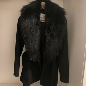 Kappa - - Chiara Forthi kappa  - Använd fåtal gånger, är i god skick.  - Falsk päls  - Tidigare köpt för 1699, priset går att diskutera. 