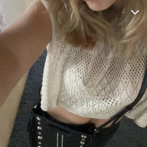 Topp - Superfin somrig topp från zara. Den är lite ihålig/mönstrad som man ser på bilderna 