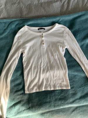 Zara tröja - En långärmad tröja med knappar framtill. Använd enstaka gånger men precis som ny.💫