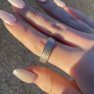 ring i rostfritt stål med romerska siffror 🖤endast testad, 2 cm i diameter 