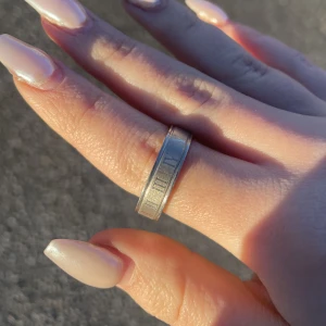 ring i rostfritt stål  - ring i rostfritt stål med romerska siffror 🖤endast testad, 2 cm i diameter 