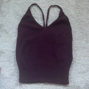 Stickad topp - Stickad topp som går åt det lila/röda hållet  