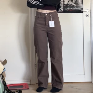 Bruna wide jeans  - Helt oanvända jeans, endast provade. Säljer då jag föredrar lågmidjade jeans (dessa är höga i midjan). Prislappen sitter kvar!  Kan mötas upp i Trollhättan, annars står köparen för frakt🤍 