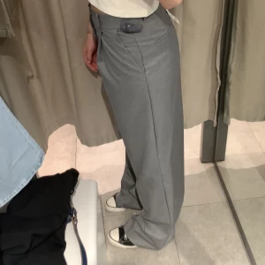 Kostymbyxa Zara - Precis som nya, använda 1 gång. Kostymbyxan är i storlek M. Längd på byxan står inte, jag är 175 cm lång och dem är lite för långa på mig. 💗