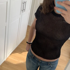 Zara tröja  - Ribbad t-shirt med korta ärmar. Helt ny med prislappen kvar. Köpt för inte så länge sedan och säljer pga fel storlek för mig. Skriv för mer frågor. 