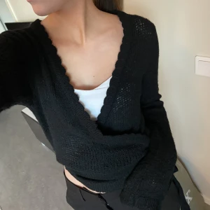 Stickad kofta - Stickad kofta med omlottknytning i det mjukaste, mysigaste materialet! Från nakd, den är använd ca 2 gånger så den är som ny. 