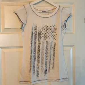 T-shirt  - Kort armad t- shorts med amerikansk flagga print från esprit 