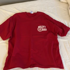 Whisky a gogo vintage t-shirt - Vintage t-shirt som är omsydd till en mer croppad. Köpt second hand från beyond retro. Aldrig använt pga att den inte passade och tänkte ha till framtiden men ändrade planer. Bra skick utan hål