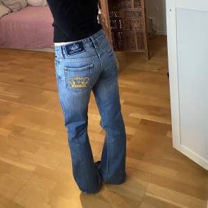 Sååå sjukt snygga jeans från Victoria Beckham!!! Är jätte långa på mig som är 163💕 midjemått 77 cm. Buda eller köp direkt för 850.
