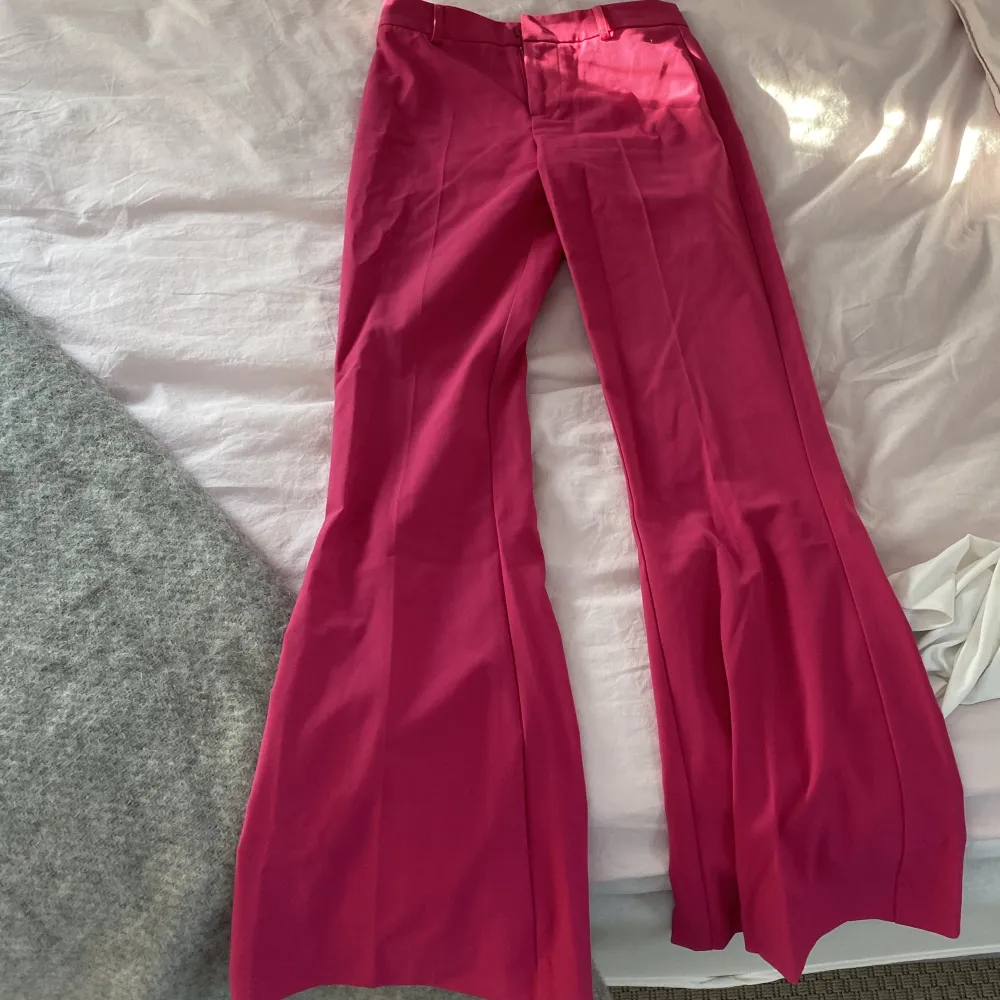 Jättesöta rosa kostymbyxor i XS från Gina tricot, använd 1 gång! 300kr eller bud☺️. Jeans & Byxor.