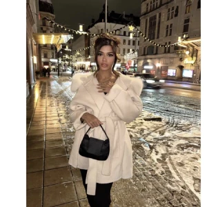 Päls kappa - Jättefin päls kappa, använd ca 2 ggr .jätte fint skick. Kan ta fler bilder på den vid intresse. Lånad bild! Säljer då jag vill ha en svart istället 