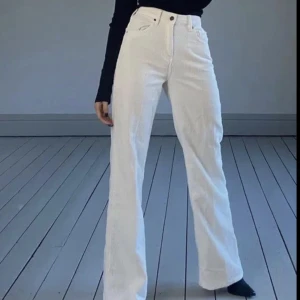 Vita weekday jeans - Super fina och fräscha vita weekday jeans!! SUPERFINA nu till i vår och sommar!!🤍 storlek 36, säljer för 150kr + frakt (original pris ca 500kr)