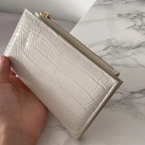 Plånbok - En jättefin beige/vit plånbok från newyorker som aldrig använts💕