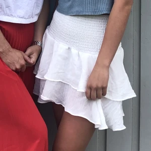 Volangkjol - Vit volangkjol, jättefin till sommaren. Köpt på Plick för något år sedan, fint skick💞 Storlek M