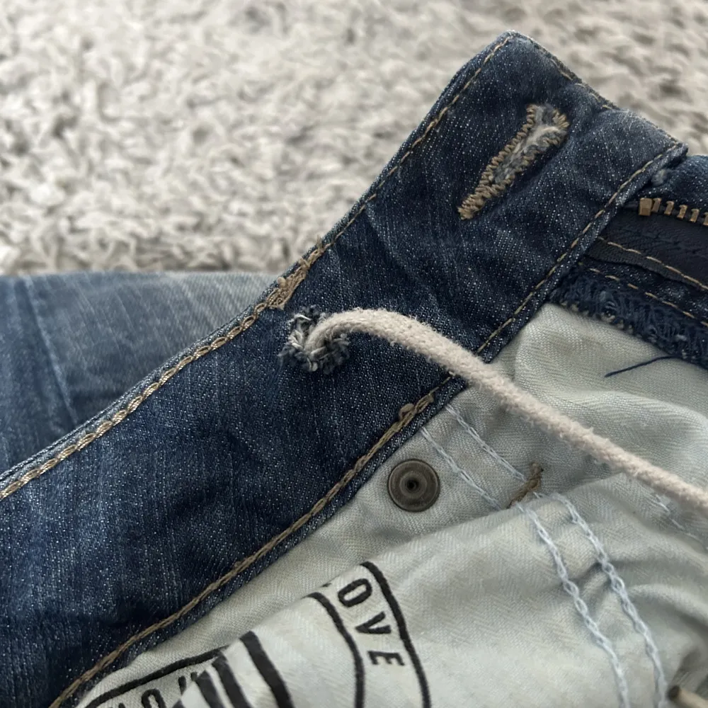 Dessa supersnygga lågmidjade jeans i storlek 32/34 kan också  passa  36/38 enligt mig. Den har också ett snöre i sig runt midjan för att spänna till ifall dom är för stora, priset är inte fast💕skriv privat för mer information. Jeans & Byxor.