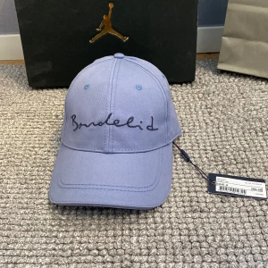 Bondelid keps, prislapp - Bondelid keps, köpt på MQ för 299kr Aldrig använd 