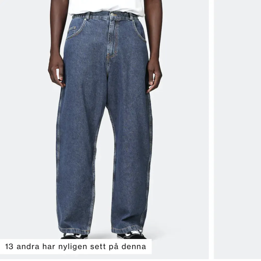 Helt nya/oanvända Bra kvalite Nypris 999kr Jeansblå Modellen är 188cm och har storlek L. Jeans & Byxor.