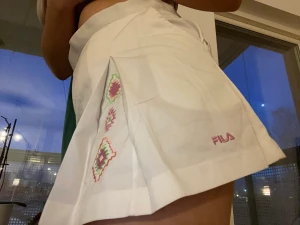 Minikjol😝 - En minikjol från ”Fila” köpt på Humana,  jättefin men har aldrig använt den. Står att det är en storlek XL men det är verkligen en S nästan XS💗