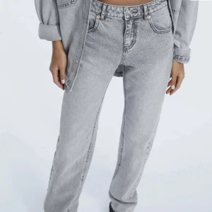 Stradivarius jeans - Säljer dessa gråa skit snygga jeans från stradivarius eftersom jag glömde att skicka tillbaka dem, så endast testade.💕💕 Low waist/mid waist beroende på hur man vill ha dem. Säljer för 266kr inkl frakt.