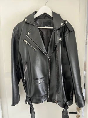 Skinnjacka  - Säljer en fin skinnjacka från stradivarius. Storlek L. Snygga detaljer!  💞