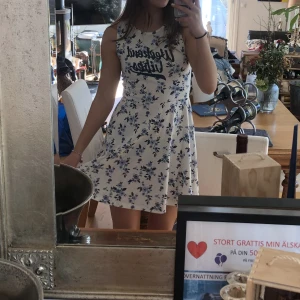 Söt blommig sommarklänning - Söt sommarklänning! Säljer för 50kr + frakt 