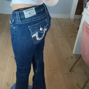 True religion jeans - Säljer demma true religion jeansen så dem inte passar mig. Köpt här på plick, förra ägaren sydde ut dem där nere. Passar någon som är 150cm ca.