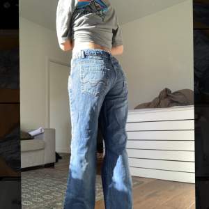 Lågmidjade vintage straight legged Esprit denim jeans. Jag skulle säga att storleken är 38 i dam. Midjemått 40cm tvärsöver, Byxlängd: ca 103cm.  Säljer eftersom de är för stora för mig