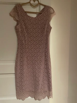 Klänning - Ljusrosa, spwtsklänning med dragkedja bak, ganska snäv modell. Totallängd 90 cm. Otroligt fin, men för liten för mig. Använd endast en gång. Nyskick