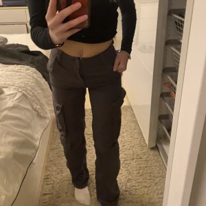 Cargobyxor - Säljer mina Cargobyxor då dom inte kommit till användning, aldrig använda och helt nytt skick!😊ordinarie pris: 600kr