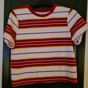 Randig tröja - Randig t-shirt från Stay. Riktigt snygg. Den är XL men den sitter väldigt tajt på mig som har M.