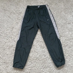 Nike sweatpants - Super snygga Nike sweatpants! Litet hål på baksidan av byxan men det syns inte mycket. Otroligt bekväma byxor 