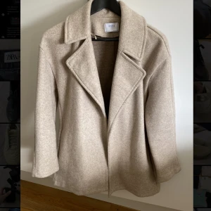 Zara kappa  - Använt 2 gånger. Från zara. Passar S