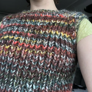 Slipover - Handstickad slipover i ullblandning! Så fina färger, så varm och skön och mjuk mot kroppen ☺️✨strl är uppskattningsvis S men funkar nog på M och XS också. Acne studios vibe 🙏🏻✨