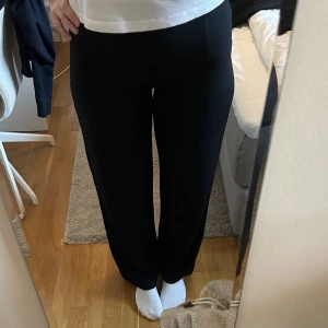 Svarta byxor - Svarta byxor från BikBok i storlek 38. Jag är 168 cm lång och de går till fötterna/marken på mig. Använd fåtal gånger men har ändå lyckats bli lite noppriga vid dragkedjan/rumpan på vänster sida (se bild 2). Annars i bra skick. Skicka privat vid frågor <3