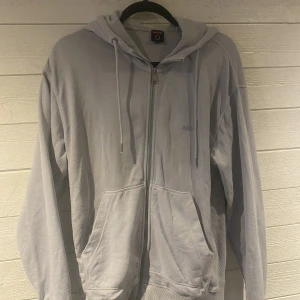 Hugo Boss Zip Hoodie - Nypris 1500kr Säljes för 500kr Storlek M men större i storleken så passar troligen L också. Säljer då jag endast använd den ca 3 gånger och den inte används längre. Köpare står för frakt