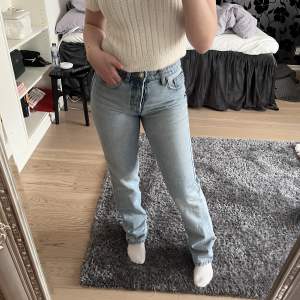 Ett par super fina jeans från Zara, i helt ny skick (använt typ 2 gånger). Storlek 36 💞💞
