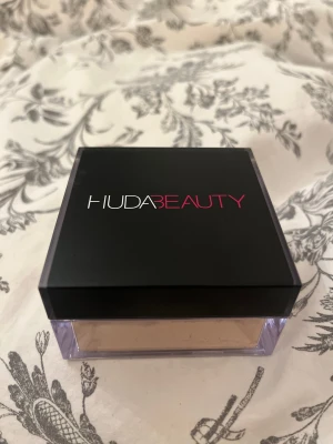 Huda Beauty Settingpowder - Huda Beauty Settingpowder i färgen Banana Bread, säljer den då den är för mörk för mig.🤍 (Fullsize)