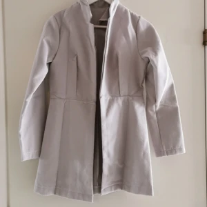 Kavaj/kappa  - Aldrig använd. Passar liten S eller xs