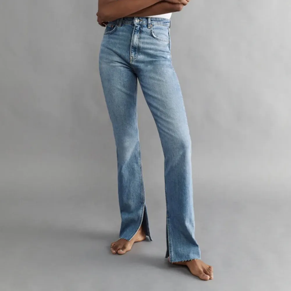 Jeansen är anpassade för de som är 160 cm eller kortare. De är i mycket bra skick och har endast använts två gånger. För fler bilder kan ni kontakta mig. Priset går att diskuteras.. Jeans & Byxor.