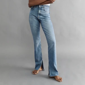 High waist petite slit jeans  - Jeansen är anpassade för de som är 160 cm eller kortare. De är i mycket bra skick och har endast använts två gånger. För fler bilder kan ni kontakta mig. Priset går att diskuteras.