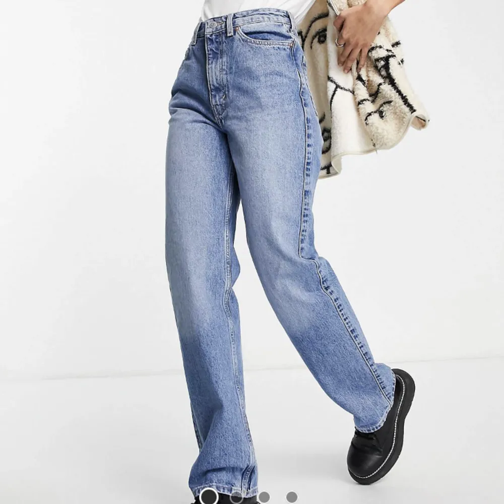 Ett par jättesnygga jeans från weekday i modellen rowe och färgen honest blue. De har endast använts några få gånger och är alltså i mycket bra skick🤍 Frakt 60 kr🥰. Jeans & Byxor.